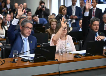 PEC que prevê o fim da escala 6x1 é aprovada na CCJ do Senado e segue para o plenário, onde precisará de pelo menos 49 votos em dois turnos.