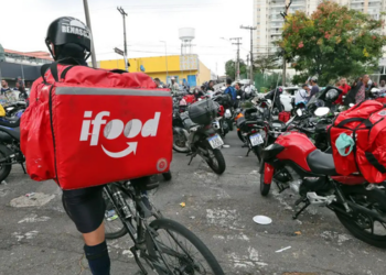 Brasil tinha quase 2 milhões de trabalhadores por aplicativos em 2025. IBGE aponta jornadas maiores, renda menor por hora e informalidade de 72,1%.