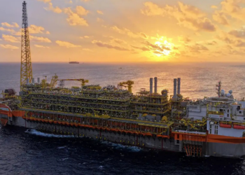 Petrobras adere a programa de subvenção do governo e compensa reajuste de R$ 1 no diesel, mantendo o preço vendido às distribuidoras.