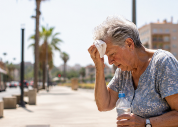 Calor, desidratação e doenças cardíacas formam uma combinação de risco. Veja sinais de alerta e medidas de prevenção.
