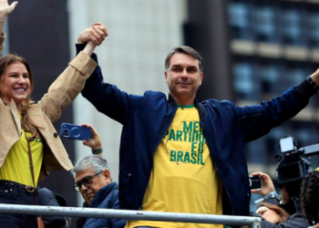 Plano de governo de Flávio Bolsonaro propõe redução de gastos, mudanças na segurança pública, digitalização de serviços e alterações em áreas como educação e saúde.