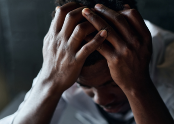 Solidão prolongada pode elevar o estresse, agravar quadros de depressão e prejudicar a saúde. Especialistas apontam formas de fortalecer vínculos e buscar ajuda.