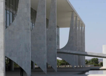 Lula sanciona fim da taxa de 20% sobre compras internacionais de até US$ 50 no Remessa Conforme. ICMS continua sendo cobrado pelos estados.