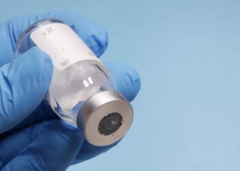 Vacina de RNA mensageiro desenvolvida pela Fiocruz avança para testes clínicos. Primeira fase terá 90 adultos entre 18 e 59 anos.