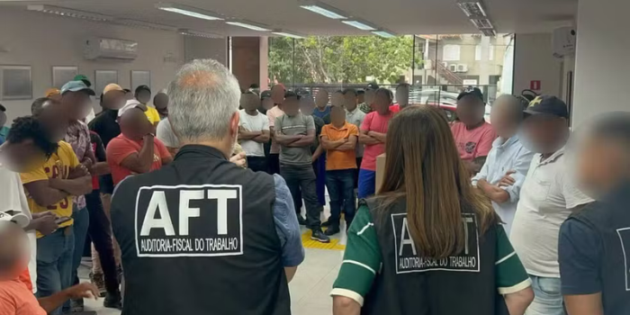 Fiscalização resgata 67 trabalhadores em condições análogas à escravidão em usina de cana de Cabo Frio. Grupo enfrentava jornadas de até 15 horas e alojamentos precários.