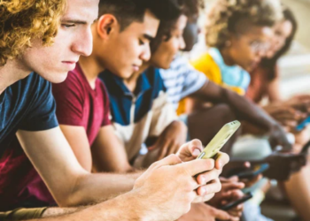 Brasil registra melhora na participação dos jovens em educação e trabalho, mas parcela expressiva ainda permanece fora dessas atividades.