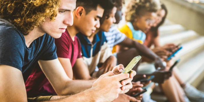 Brasil registra melhora na participação dos jovens em educação e trabalho, mas parcela expressiva ainda permanece fora dessas atividades.