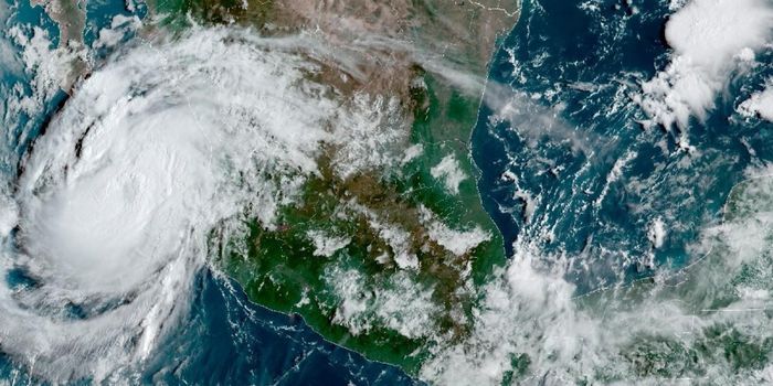Furacão Polo mantém México em alerta com chuvas intensas, ventos fortes e risco de enchentes e deslizamentos em áreas do Pacífico.