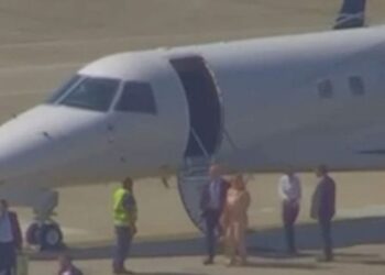 Vídeo mostra Alexandre de Moraes e esposa em jatinho ligado a Daniel Vorcaro. Escritório confirma táxi aéreo e nega vínculo pessoal com ex-dono do Master.