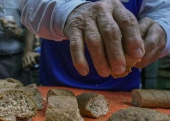 Aposentados argentinos protestam contra benefícios insuficientes. Veja quanto recebem em setembro de 2026 e por que continuam nas ruas.