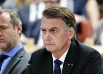 Defesa de Bolsonaro desiste de suspender pena de 27 anos e três meses no STF, mas mantém revisão criminal para tentar anular condenação.
