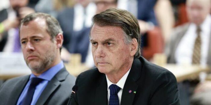 Defesa de Bolsonaro desiste de suspender pena de 27 anos e três meses no STF, mas mantém revisão criminal para tentar anular condenação.