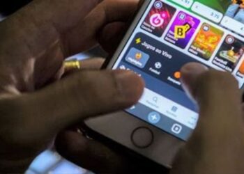Dependência em bets ampliou procura pelo SUS. Proibição das plataformas ocorre em meio a dívidas e problemas de saúde mental.