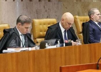 Ministros do STF durante sessão que discutiu a tramitação dos casos envolvendo Alexandre de Moraes e André Mendonça; julgamento foi interrompido após pedido de vista de Flávio Dino.