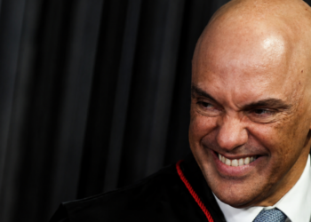 Relatório da PF cita contratos, pagamentos milionários, aeronaves e viagem a Londres em investigação sobre Daniel Vorcaro e Alexandre de Moraes.