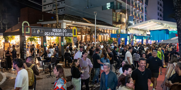 Festival Macaé de Cultura e Gastronomia começa dia 9 na Praia dos Cavaleiros com 23 restaurantes, vinhos, cervejas, drinks, música e atrações culturais.