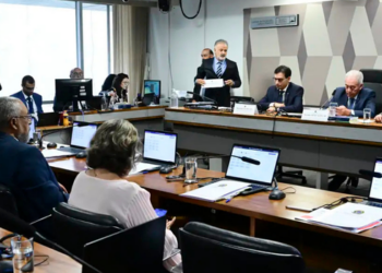 CCJ do Senado aprova PEC que prevê dois dias de descanso remunerado e redução gradual da jornada de 44 para 40 horas semanais.