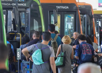 Pesquisa aponta que 67% dos brasileiros consideram a escala 6x1 prejudicial à saúde mental; proposta para ampliar os dias de descanso avança no Senado.