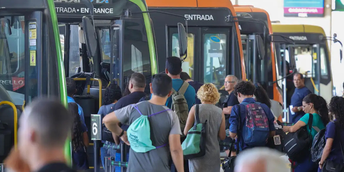 Pesquisa aponta que 67% dos brasileiros consideram a escala 6x1 prejudicial à saúde mental; proposta para ampliar os dias de descanso avança no Senado.