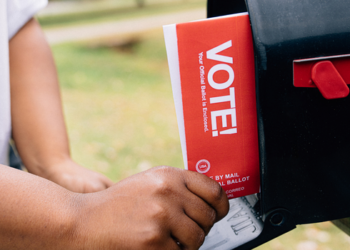 Eleições de meio de mandato dos EUA começam com envio de cédulas pelo correio na Carolina do Norte em meio a disputa sobre regras do voto à distância.