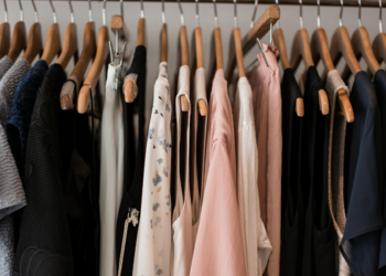 Sonhar com roupas pode ter diferentes interpretações simbólicas. Veja o que roupas novas, sujas, apertadas, velhas e no varal podem representar.