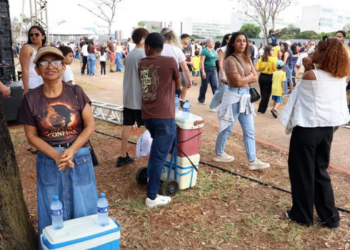 Ambulantes aproveitaram o movimento do desfile de 7 de Setembro em Brasília para vender produtos e reforçar a renda das famílias.