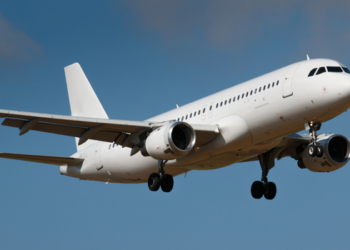 Avião cargueiro saiu da pista durante pouso no Aeroporto de Miami, atingiu veículos e deixou cinco mortos e cinco feridos neste domingo (6).