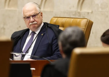 Edson Fachin aguarda manifestações de Alexandre de Moraes e André Mendonça para decidir como o STF vai tratar a disputa envolvendo relatórios da Polícia Federal.