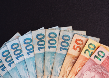 Banco Central informa que R$ 5,65 bilhões em valores esquecidos estavam disponíveis para resgate em julho. Veja quem tem direito e como consultar.