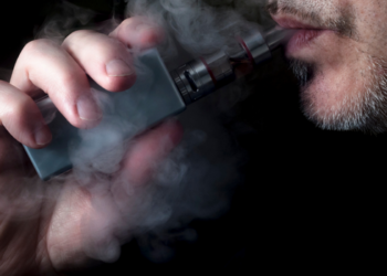 Uso de cigarros eletrônicos entre adolescentes cresceu de 16,8% para 29,6% em cinco anos, segundo o IBGE. Veja os riscos e como buscar tratamento pelo SUS.