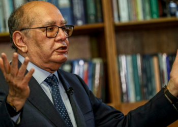 Gilmar Mendes pede vista em julgamento sobre afastamento de dirigentes da PF e defende que caso seja analisado pelo Plenário do STF.