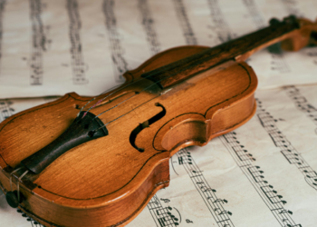 Sonhar com música pode ter diferentes interpretações simbólicas. Veja o significado de ouvir uma música agradável, desagradável ou ser músico no sonho.