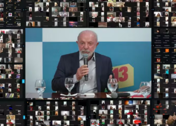 Lula faz transmissão ao vivo do Palácio da Alvorada, critica Flávio Bolsonaro e recebe apoio de integrantes do PT; campanha diz ter usado equipamentos próprios.