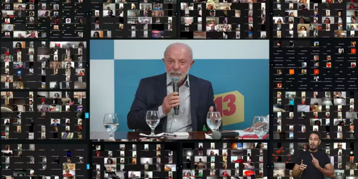 Lula faz transmissão ao vivo do Palácio da Alvorada, critica Flávio Bolsonaro e recebe apoio de integrantes do PT; campanha diz ter usado equipamentos próprios.