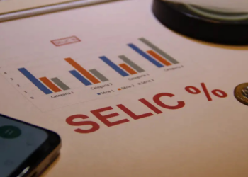 Boletim Focus reduz previsão da Selic para 13,50% em 2026, eleva inflação para 4,92% e revisa expectativas para o crescimento do PIB brasileiro.