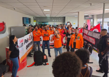 Trabalhadores de manutenção e montagem industrial durante a mobilização iniciada na sexta-feira (18), em frente ao Aeroporto de Macaé.