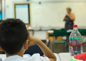 Brasil investiu US$ 4.133 por estudante em 2023, cerca de 30% da média da OCDE. Relatório mostra diferenças entre etapas de ensino e outros países.