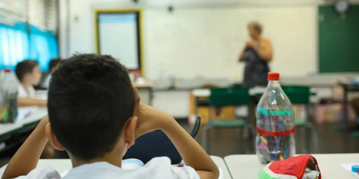 Brasil investiu US$ 4.133 por estudante em 2023, cerca de 30% da média da OCDE. Relatório mostra diferenças entre etapas de ensino e outros países.