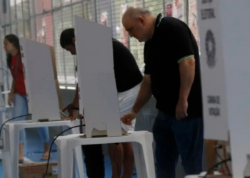 Veja as principais regras para votar nas Eleições 2026: celular fora da cabine, documento com foto, colinha permitida e restrições à propaganda.
