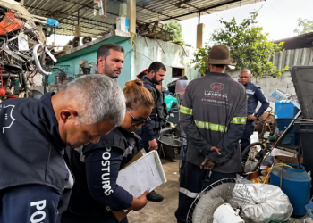 Fiscalização vistoria cinco depósitos de recicláveis e um bar no Centro de Campos. Um estabelecimento foi notificado por possíveis irregularidades.