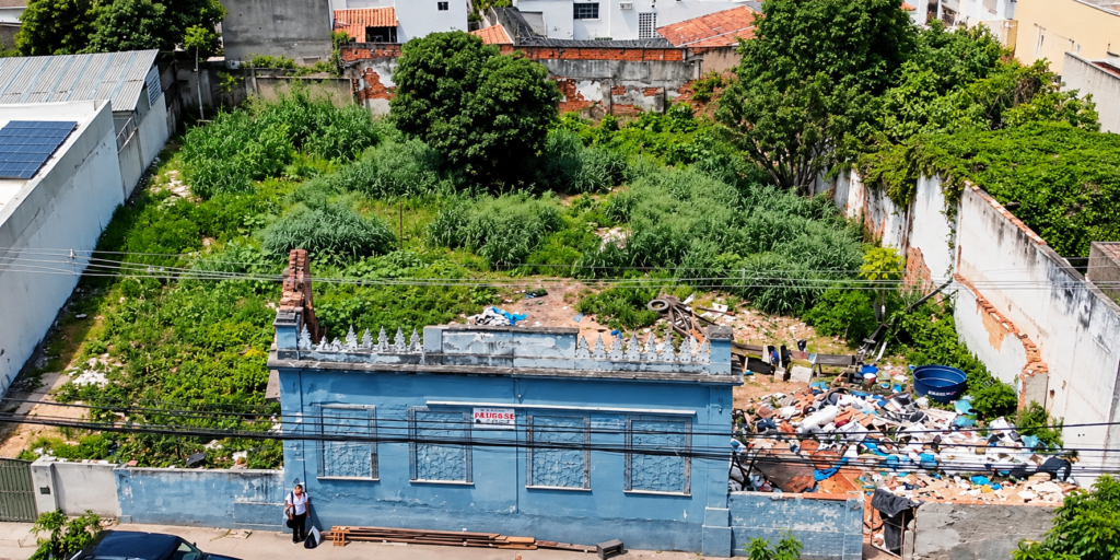 Prefeitura de Campos dos Goytacazes emitiu 1.126 notificações por terrenos e imóveis sem manutenção em 2026. Veja os prazos e canais de atendimento.
