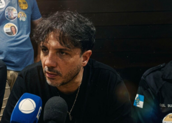 Renan Santos reagiu ao cancelamento do debate da Globo, criticou a ausência de Flávio Bolsonaro e comentou a decisão que autorizou sua participação.