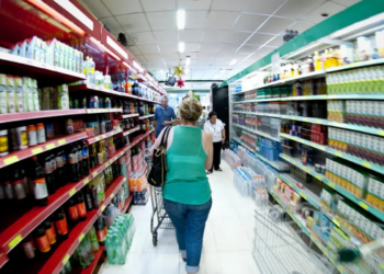 Produção industrial brasileira cai 0,6% em agosto, segundo o IBGE, e acumula retração de 3,1% nos últimos quatro meses.