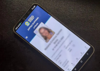 Saiba como usar o e-Título nas Eleições 2026, quais documentos são aceitos e quando o aplicativo pode substituir o documento com foto.