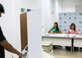 Eleições 2026 acontecem neste domingo (4). Veja o horário de votação, a ordem dos seis votos na urna e o que acontece com quem estiver na fila às 17h.