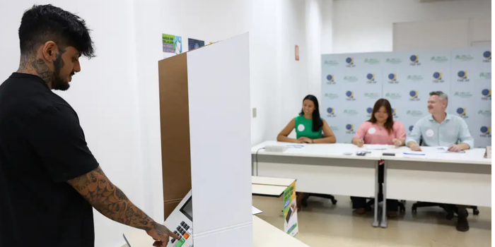 Eleições 2026 acontecem neste domingo (4). Veja o horário de votação, a ordem dos seis votos na urna e o que acontece com quem estiver na fila às 17h.