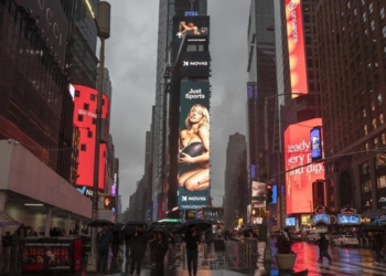 Sydney Sweeney protagoniza nova campanha da Novig, provoca debate sobre apostas e aparência feminina e volta a ser notícia por relatos sobre sua vida pessoal.