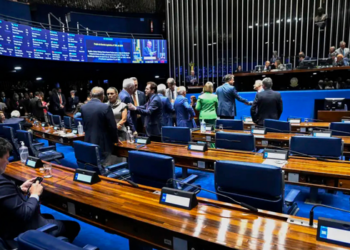 Senado retoma nesta terça-feira o debate sobre o fim da escala 6x1. PEC prevê jornada semanal de 40 horas e dois dias de descanso sem redução salarial.