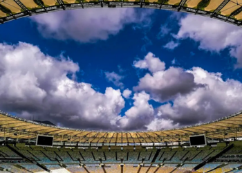 Justiça do Rio suspende autorização para Vasco x Boca Juniors no Maracanã. Clube tenta reverter decisão, enquanto a Conmebol exige definição do estádio.