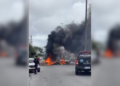 Moradores do bairro Guarani, em Cabo Frio, fecham rua para cobrar soluções contra alagamentos. Prefeitura aponta problemas na drenagem e Prolagos envia equipe técnica.
